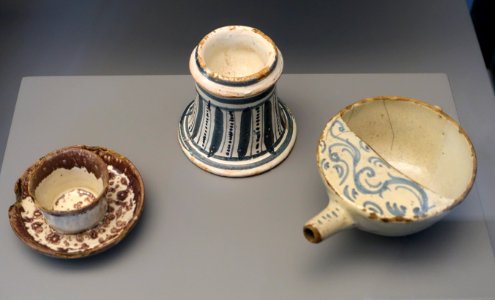 Mancerina and salt cellar (late 18th to early 19th century), pistero (17th century), Teruel, Spain, ceramic - Museo Nacional de Artes Decorativas - Madrid, Spain - DSC08214