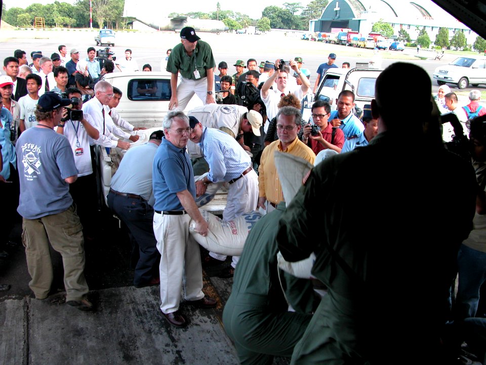 Mantan Duta Besar AS untuk Indonesia B. Lynn Pascoe dan Direktur USAID Indonesia William Frej mengunjungi Aceh beberapa hari setelah tsunami melanda Aceh di tahun 2004. (15793375708)