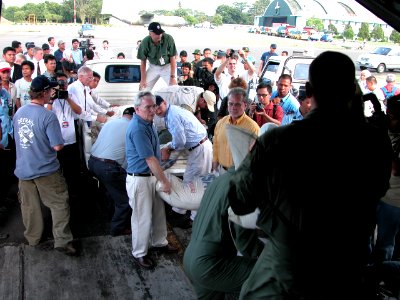 Mantan Duta Besar AS untuk Indonesia B. Lynn Pascoe dan Direktur USAID Indonesia William Frej mengunjungi Aceh beberapa hari setelah tsunami melanda Aceh di tahun 2004. (15793375708)