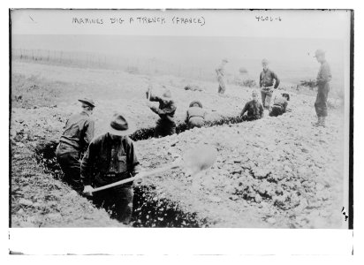 Marines dig a trench (France) LCCN2014707066