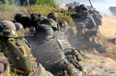 Marines conduct amphibious assault training. (9135967656)