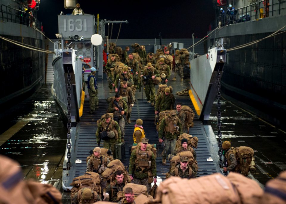 Marines disembark LCU 1631 150401-N-EI510-222