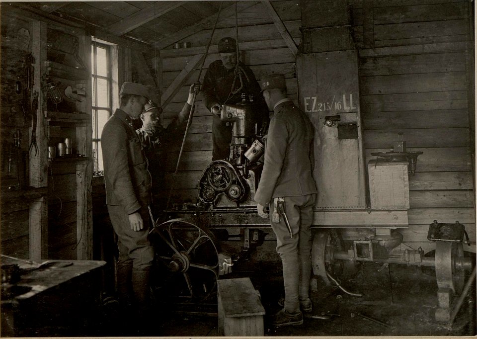 Mobiles Reservespital in Dellach, Benzinmotor des Elektrozuges 215-16 LL zur Revision demontiert, aufgenommen am 2.V.1916 (BildID 15474053)