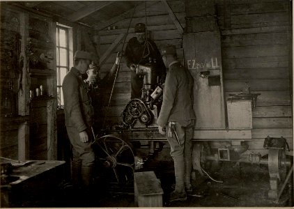Mobiles Reservespital in Dellach, Benzinmotor des Elektrozuges 215-16 LL zur Revision demontiert, aufgenommen am 2.V.1916 (BildID 15474053)