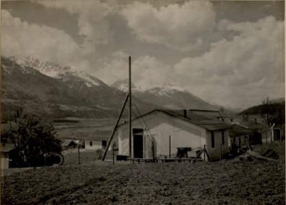 Mobiles Reserve Spital 2-7 in Dellach, Elektrozug 215-16 LL, Zentrale Freileitung für die Beleuchtung des Staats-Kriegs-Bahnhofes, aufgenommen am 2. Mai 1916 (BildID 15474039)