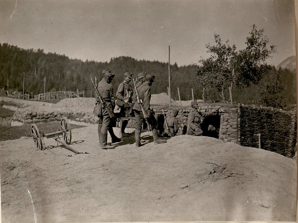 Mittlerer Granatwerfer wird vom Karren in den Schützengraben getragen. (30-6.1917.) (BildID 15799279)