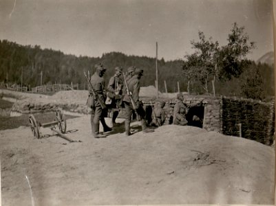 Mittlerer Granatwerfer wird vom Karren in den Schützengraben getragen. (30-6.1917.) (BildID 15799279)