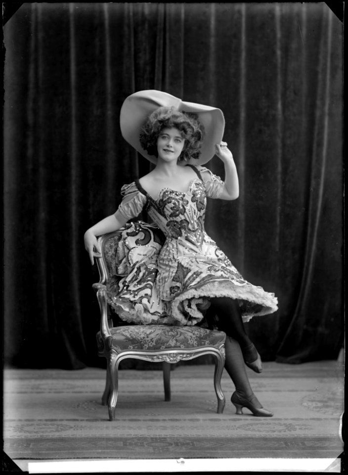 Miss Weola, dancer - SMV - NV076