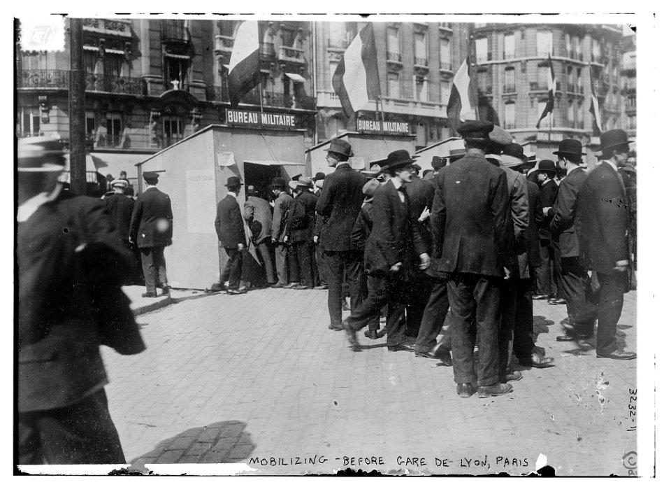 Mobilizing before Gare de Lyon, Paris (LOC)