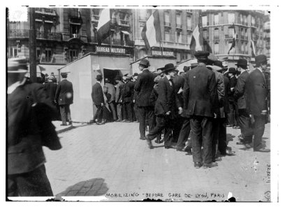Mobilizing before Gare de Lyon, Paris (LOC)