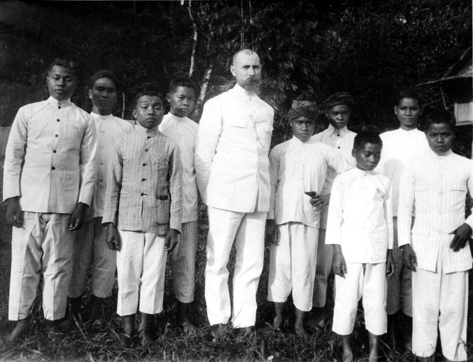 Missionären Ritzema jämte sina Ondae-tjänare. Central-Celebes. Sulawesi. Indonesien - SMVK - 000285