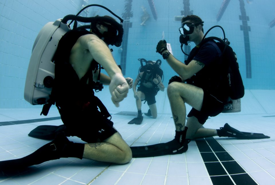 Mk. 16 rebreather training dive 130310-N-GG400-006