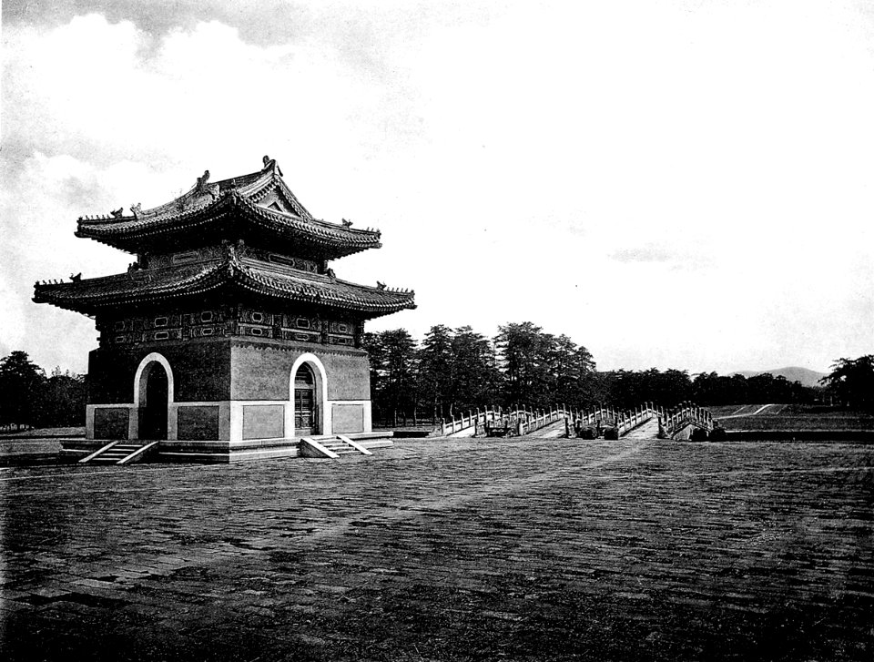Marmorbrücken und Pavillon mit Gedenkstein vor dem Tailing