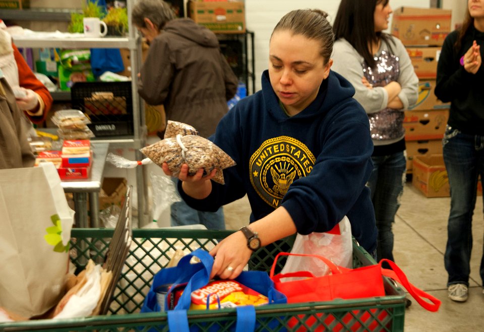 MLK Day of Service 140117-N-MM360-011