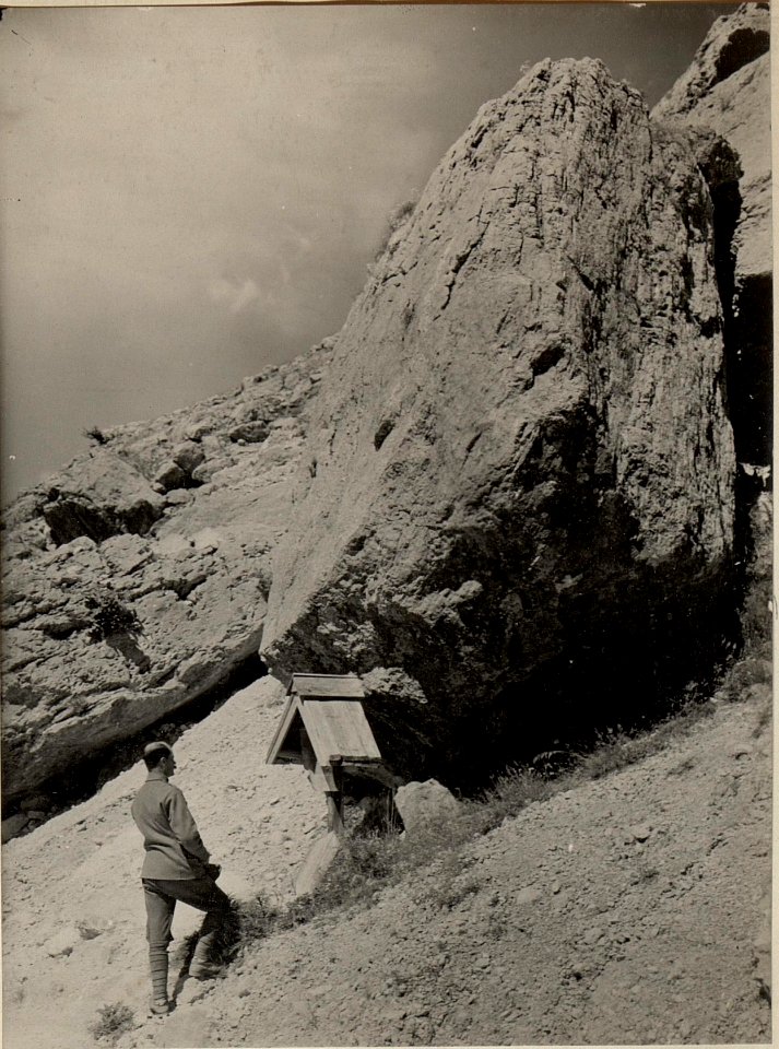 Marterl an der Strasse von SOCA nach Flitsch. Aufgenommen am 8. Juli 1916. (BildID 15479445)