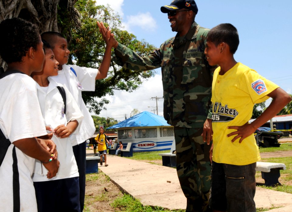 Mission Commander Speaks With Nicaraguans During Continuing Promise 2008 DVIDS109450