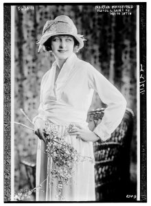 Martha Mansfield - Blouse and skirt of white satin LCCN2014713778