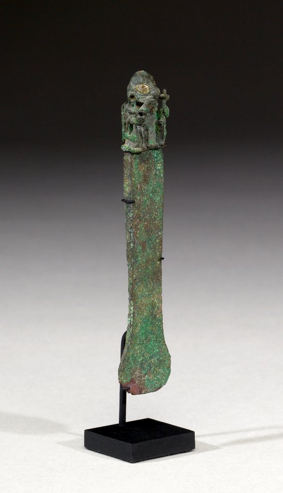 Moche - Knife (tumi) with Removable Figural Handle - Walters 543078 - Three Quarter Right