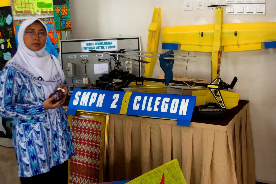 Model airplanes made out of wood and plastic by students (8272233758)