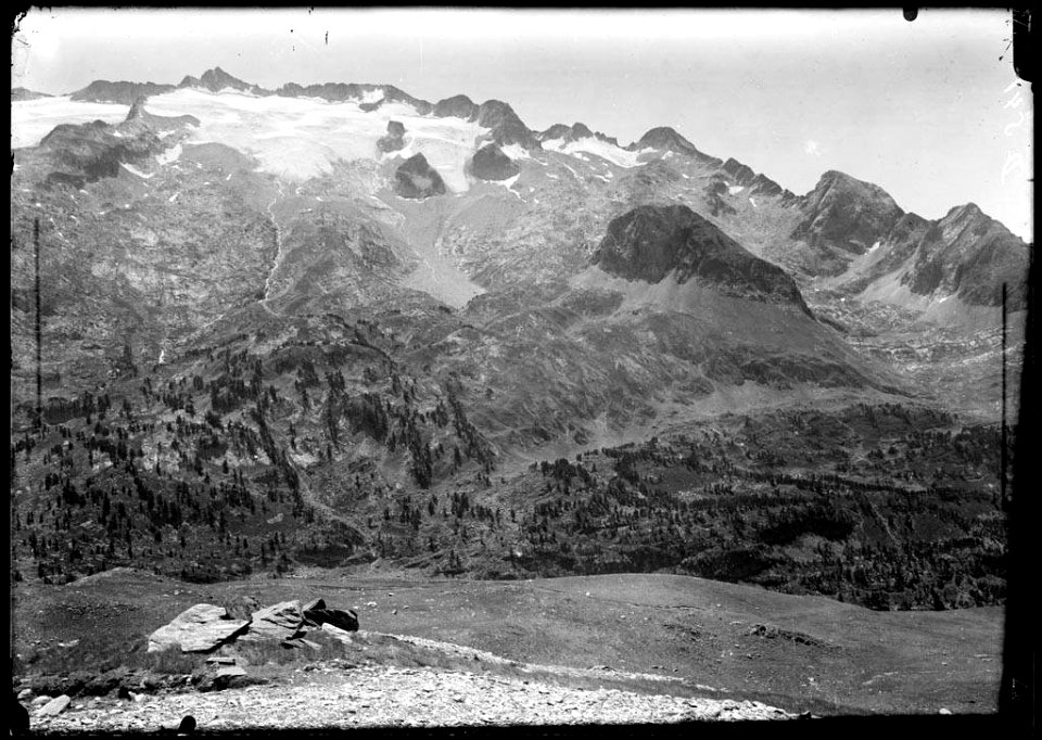 Massís de la Maladeta amb els vessants nevats