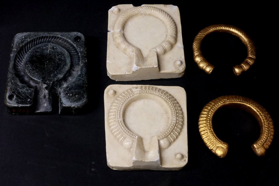 Moule a bijoux biface 6eme siecle avant JC - Sippar