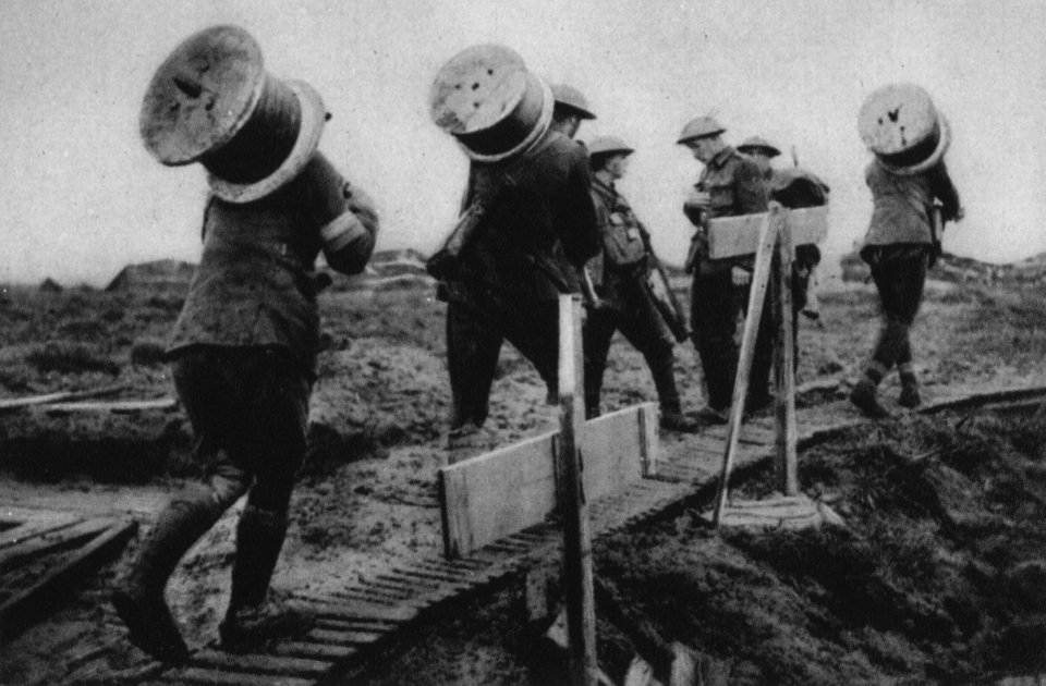 Material für Telephonleitungen, die vom Schützengraben zu den Befehlsstellen führen, wird nach vorne gebracht