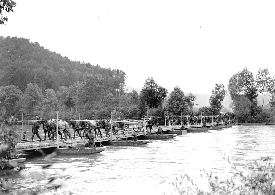 Materialwagen der Pontoniere passieren Schiffsbrücke - CH-BAR - 3239930