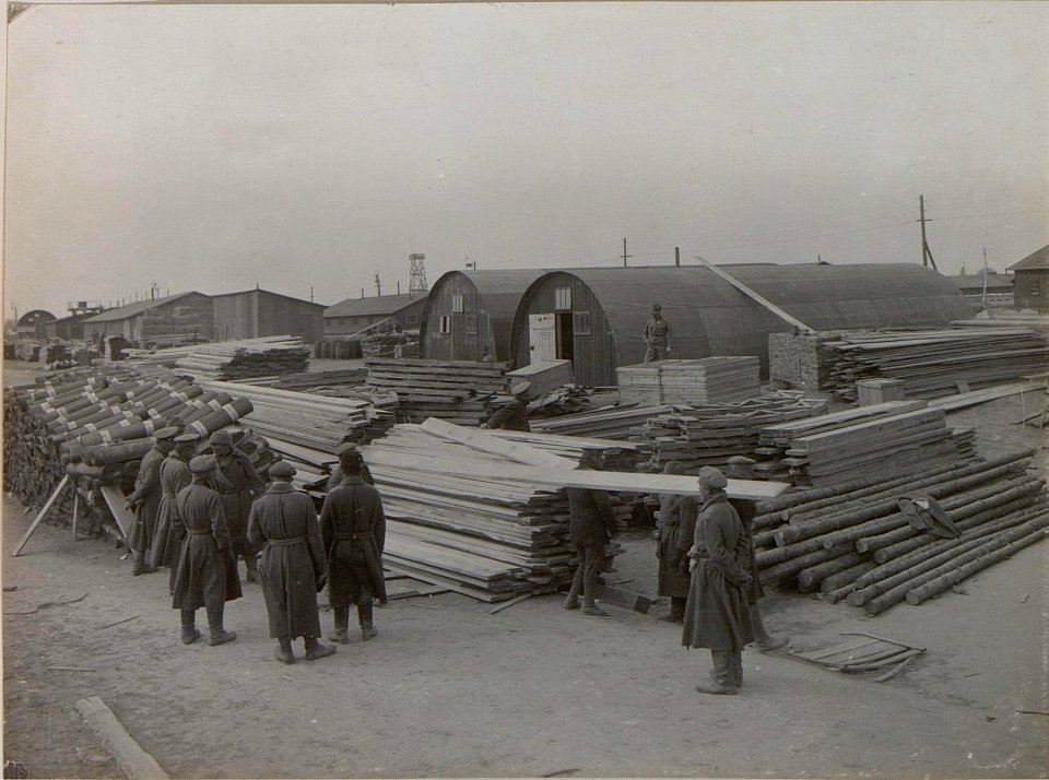 Materialdepot für Barackenbauten der 25. Infanteriedivision in Rudnia, im Hintergrund die Franz Josefs Warte (BildID 15443288)