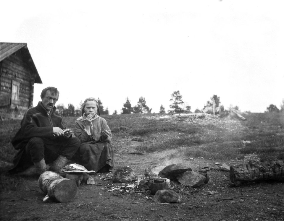Matti Musta emäntineen syövät nuotiolla