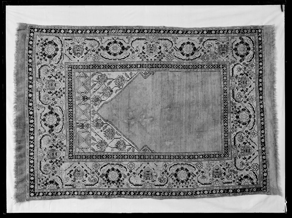 Matta, s.k. bönematta vävd och knuten - Skoklosters slott - 77321