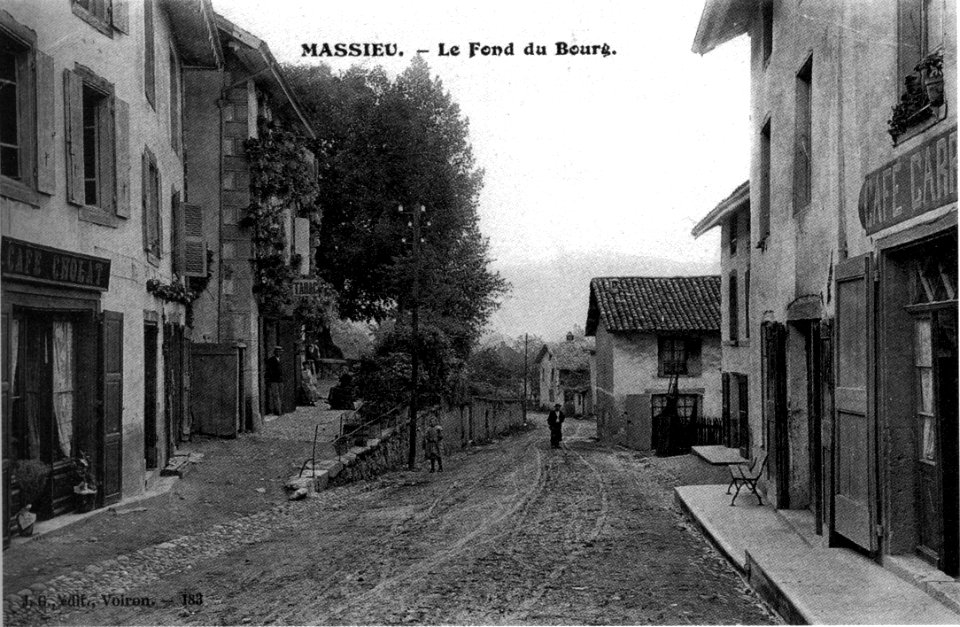 Massieu, le fond du bourg en 1912, p 119 de L'Isère les 533 communes - J G édit à Voiron