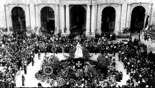 Mourning of Queen Victoria at her statue in Piazza Tesoreria, Valletta, Aug 1901 (2)