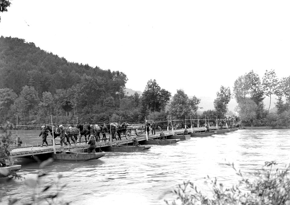 Materialwagen der Pontoniere passieren Schiffsbrücke - CH-BAR - 3239929