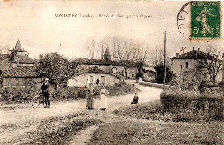 Moustey (Landes) - entrée du bourg 5