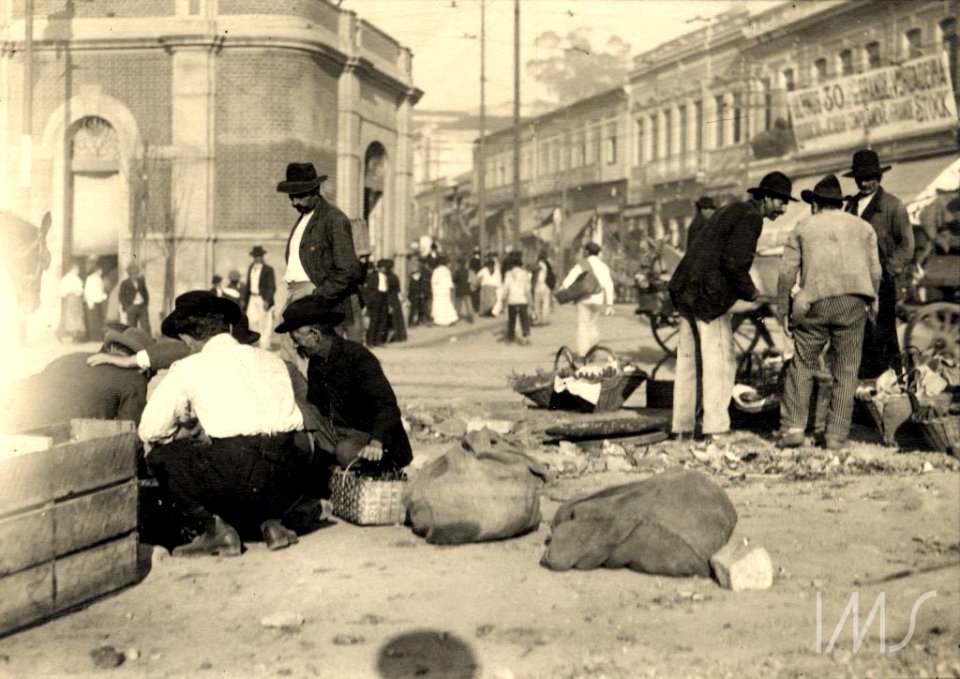 Movimento em frente ao Mercado Municipal - Vincenzo Pastore