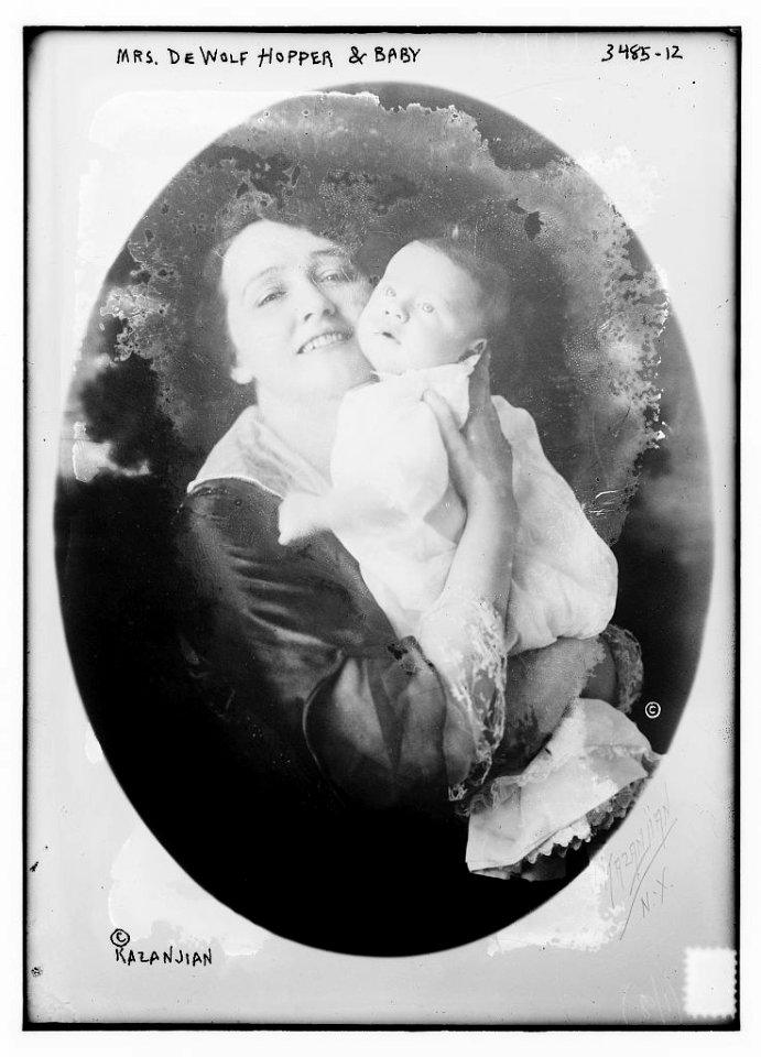 Mrs. De Wolf Hopper and baby LCCN2014699086