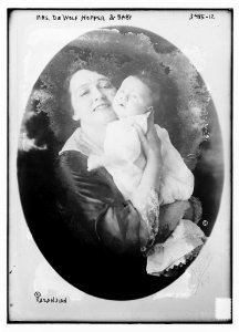 Mrs. De Wolf Hopper and baby LCCN2014699086
