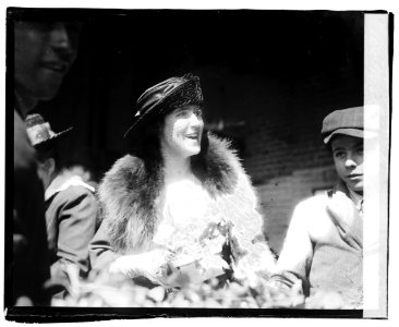 Mrs. Cary Grayson in Mkt. LCCN2016827661