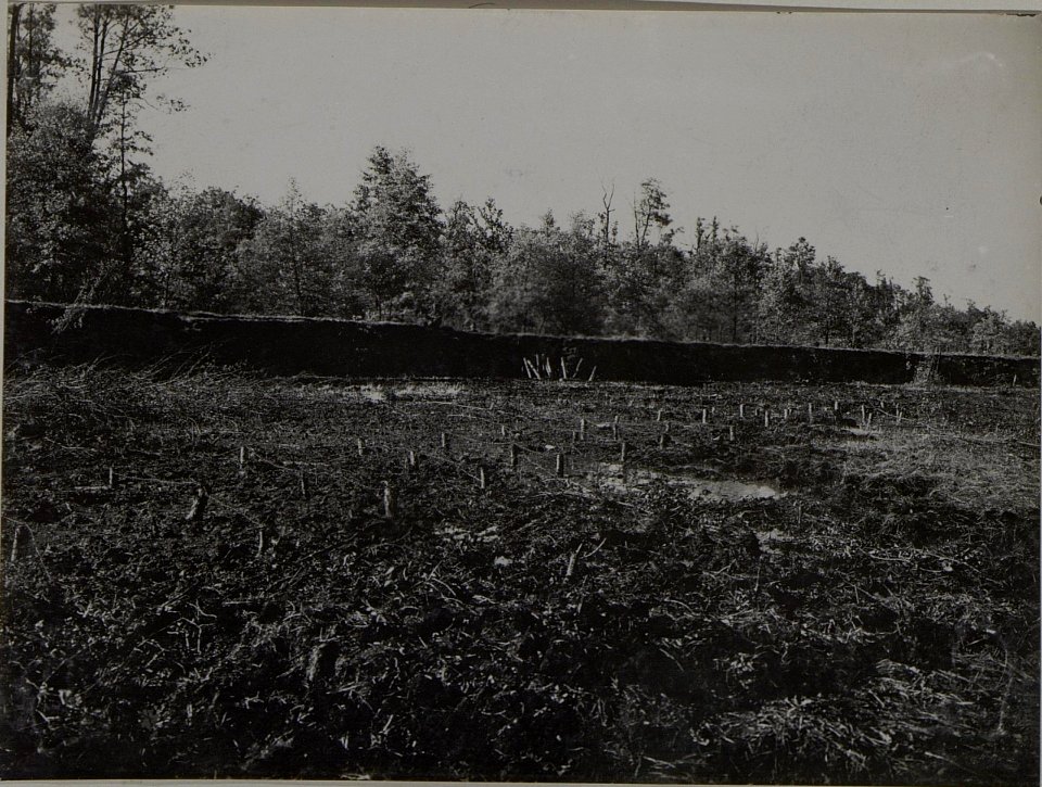 Matratzenhinderniss vor der 9.Komp.IR.84 (BildID 15445998)