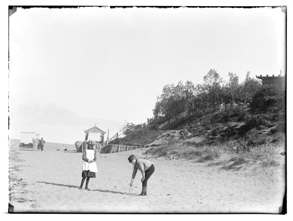 Muiderberg, Aagje en Jan Olie op het strand, 1893 (max res)