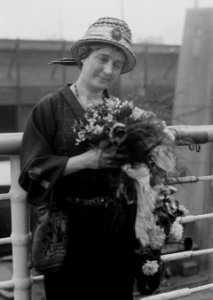 Mrs. Curtis Freshel LCCN2014714893 (cropped)