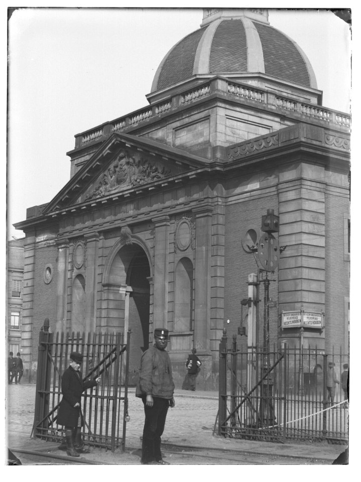 Muiderpoort Ingang Sarphatistraat, Bij het hek Jacob Olie jr, 1890 (max res)