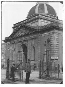 Muiderpoort Ingang Sarphatistraat, Bij het hek Jacob Olie jr, 1890 (max res)