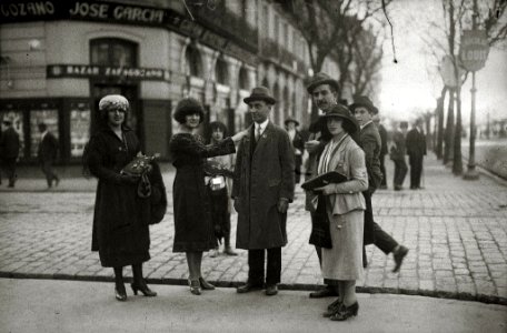 Mujeres postulando con motivo de una campaña de cuestación (1 de 8) - Fondo Car-Kutxa Fototeka