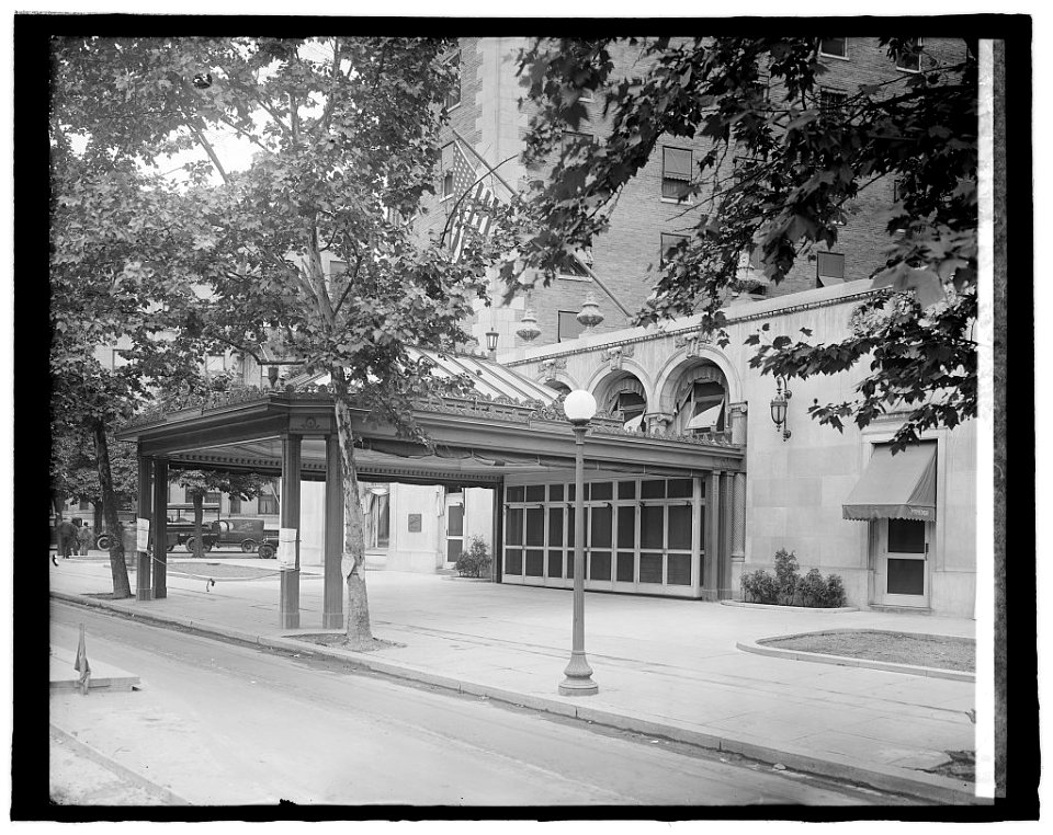Mayflower Hotel (Conn. Ave. entrance), (Washington, D.C.) LCCN2016825850