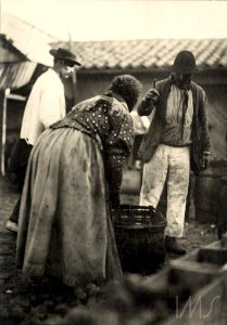 Mulher de costas conversa com homem - Vincenzo Pastore
