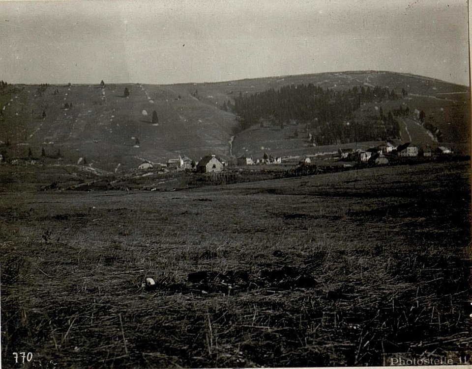 Mulde östlich Monte Raste, Bosco und Monte Katze, im Vordergrund Überbleibsel eines gefallenen Italieners aus den Juni-Kämpfen. (BildID 15635756)