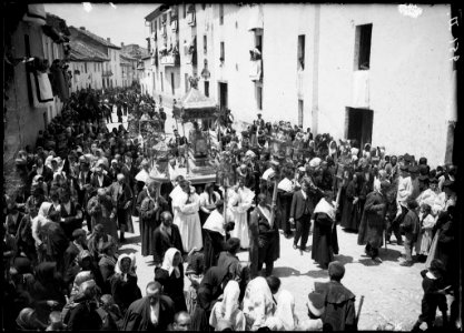 Multitud de gent de processó, amb la urna de Santa Oròsia, en un carrer de Jaca