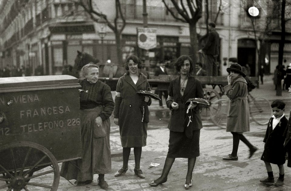 Mujeres postulando con motivo de una campaña de cuestación (5 de 8) - Fondo Car-Kutxa Fototeka