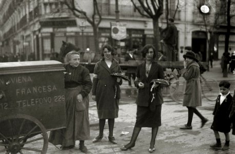 Mujeres postulando con motivo de una campaña de cuestación (5 de 8) - Fondo Car-Kutxa Fototeka